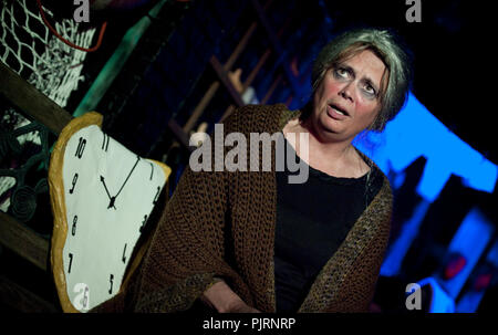 La compagnia teatrale teatro & Playerwater Toneelgezelschap Het Wagonnetje giocando "onder Het Melkwoud' da Dylan Thomas, diretto da Willi De Wit (Belgiu Foto Stock