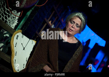 La compagnia teatrale teatro & Playerwater Toneelgezelschap Het Wagonnetje giocando "onder Het Melkwoud' da Dylan Thomas, diretto da Willi De Wit (Belgiu Foto Stock