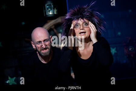 La compagnia teatrale teatro & Playerwater Toneelgezelschap Het Wagonnetje giocando "onder Het Melkwoud' da Dylan Thomas, diretto da Willi De Wit (Belgiu Foto Stock