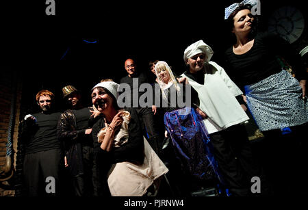 La compagnia teatrale teatro & Playerwater Toneelgezelschap Het Wagonnetje giocando "onder Het Melkwoud' da Dylan Thomas, diretto da Willi De Wit (Belgiu Foto Stock