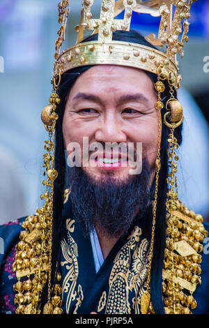 SEOUL - 11 maggio : Man con il costume tradizionale presso il Tempio Jogyesa durante il Lotus Lantern Festival in Seoul , Corea il 11 maggio 2018 Il festival è una cele Foto Stock