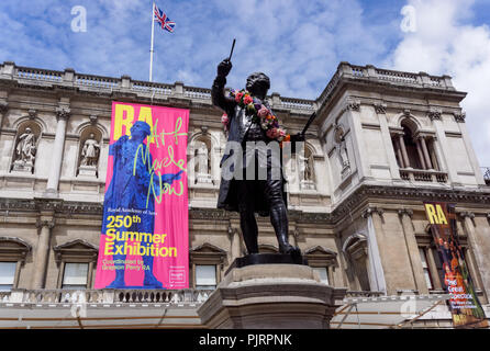 Statua di Sir Joshua Reynolds presso la Royal Academy of Arts, Piccadilly, Londra Inghilterra Regno Unito Regno Unito Foto Stock