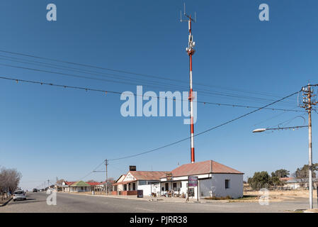 VENTERSBURG. Sud Africa, 30 luglio 2018: una scena di strada, con le imprese e una torre di telecomunicazioni,in Ventersburg, una piccola città nel libero Stat Foto Stock