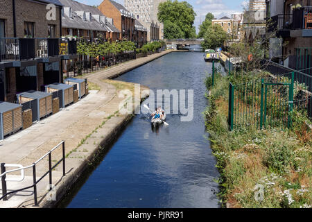 Edifici residenziali da Hertford Union Canal in Bethnal Green, Londra England Regno Unito Regno Unito Foto Stock