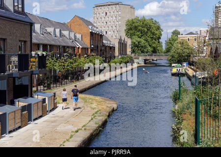 Edifici residenziali da Hertford Union Canal in Bethnal Green, Londra England Regno Unito Regno Unito Foto Stock