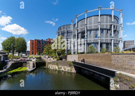 Gasholders moderno complesso residenziale e il Regent's Canal a King's Cross, Londra Inghilterra Regno Unito Foto Stock