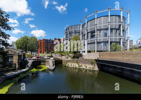 Gasholders moderno complesso residenziale e il Regent's Canal a King's Cross, Londra Inghilterra Regno Unito Foto Stock