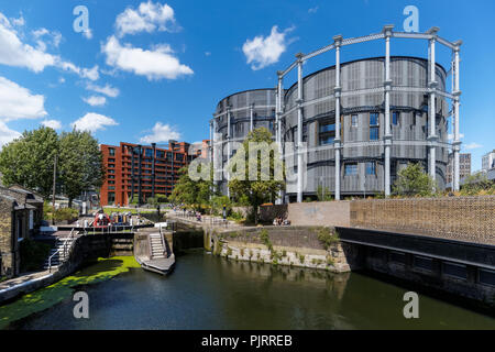 Gasholders moderno complesso residenziale e il Regent's Canal a King's Cross, Londra Inghilterra Regno Unito Foto Stock