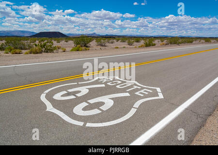 California, Deserto Mojave, San Bernardino County, storica Route 66, vicino Amboy, Meteor Crater in distanza a sinistra Foto Stock