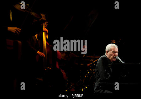 Cantante italiana/crooner Paolo Conte eseguendo il suo concerto nel Bozar Palais des Beaux-Arts di Bruxelles (Belgio, 29/04/2009) Foto Stock