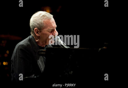 Cantante italiana/crooner Paolo Conte eseguendo il suo concerto nel Bozar Palais des Beaux-Arts di Bruxelles (Belgio, 29/04/2009) Foto Stock