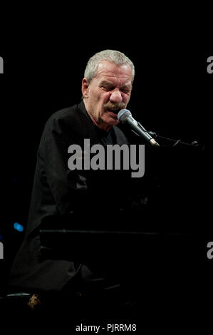 Cantante italiana/crooner Paolo Conte eseguendo il suo concerto nel Bozar Palais des Beaux-Arts di Bruxelles (Belgio, 29/04/2009) Foto Stock