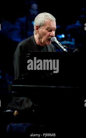 Cantante italiana/crooner Paolo Conte eseguendo il suo concerto nel Bozar Palais des Beaux-Arts di Bruxelles (Belgio, 29/04/2009) Foto Stock