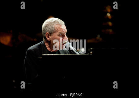 Cantante italiana/crooner Paolo Conte eseguendo il suo concerto nel Bozar Palais des Beaux-Arts di Bruxelles (Belgio, 29/04/2009) Foto Stock