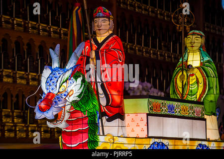 SEOUL - 11 maggio : lanterna colorata decorazione a flusso cheonggyecheon durante il Lotus Lantern Festival in Seoul Corea il 11 maggio 2018. Il festival è Foto Stock