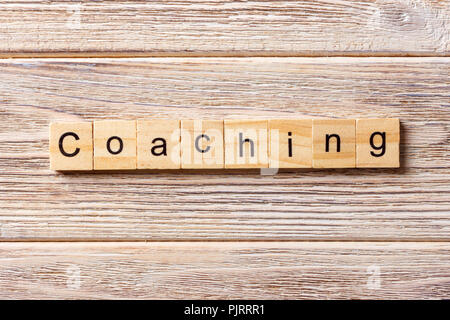 COACHING parola scritta sul blocco di legno. Testo di coaching su tavola, concetto. Foto Stock