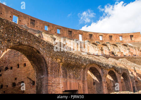 Dettaglio delle pareti interno dell'Anfiteatro Flavio Colosseo a Roma, in Italia Foto Stock