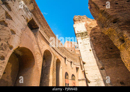 Dettaglio delle pareti interno dell'Anfiteatro Flavio Colosseo a Roma, in Italia Foto Stock