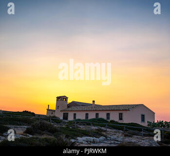 Vecchio edificio siciliano in primo piano al tramonto, Vendicari, Sicilia, Italia Foto Stock