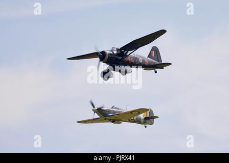 Westland Lysander (V9367) Hawker Hurricane del mare (Z7015) volare al vecchio operaio militare Airshow Pageant il primo luglio 2018 Foto Stock