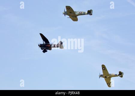 Westland Lysander (V9367) Hawker Hurricane del mare (Z7015) e il Supermarine Spitfire (AR501) volare in formazione presso Old Warden il primo luglio 2018 Foto Stock