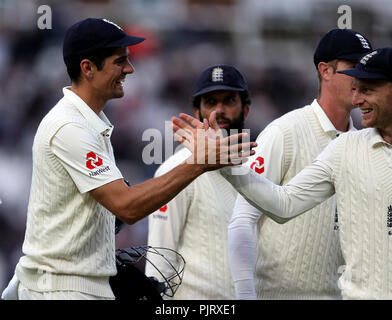 L'Inghilterra del Alastair Cook e Jos Buttler (destra) dopo la fine del gioco durante il test match al Kia ovale, Londra. Foto Stock