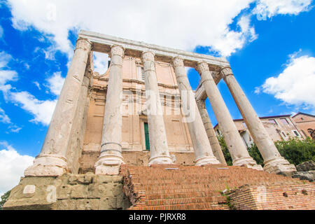 Tempio di Antonino e Faustina, adottata per la chiesa di San Lorenzo in Miranda, Romanom Forum (Forum Romano), Roma, Italia Foto Stock