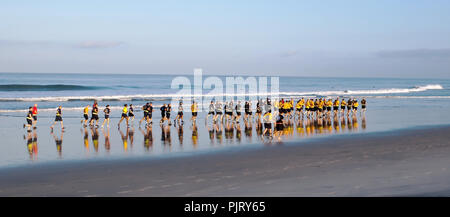 Dagli Stati Uniti Marines in addestramento fisico abbigliamento correre sulla spiaggia a Camp Pendleton Sud nel sud della California, Stati Uniti d'America al mattino presto Foto Stock