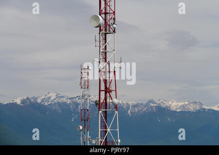 Telecom torri in ambiente di alta montagna innevata. Foto Stock