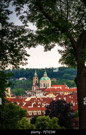 La Chiesa di San Nicola - capolavoro barocco della vecchia Praga Foto Stock