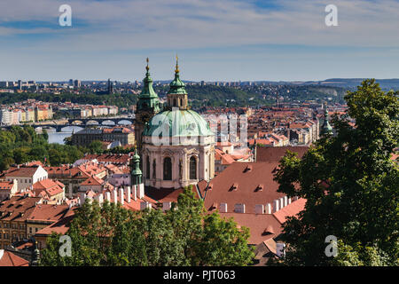 La Chiesa di San Nicola - capolavoro barocco della vecchia Praga Foto Stock