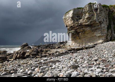 Turismo Elgol sulla spiaggia a Port na Cullaidh con Red Cuillin montagne sotto nuvole sul Loch Scavaig Highlands scozzesi Isola di Skye in Scozia Foto Stock