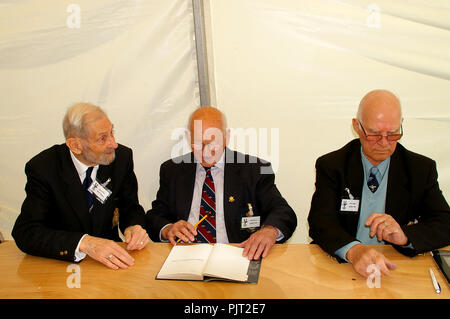 La seconda guerra mondiale la RAF Royal Air Force veterani John Milne (Spitfire rigger), Sid Cleaver e Ken Collins (Spitfire piloti) in un libro firma Foto Stock