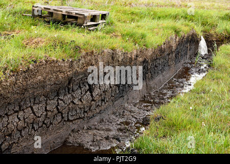 Trench tagliato in profondità la torba e la conservazione delle zone umide mori sull isola di Skye in Scozia per scarico di acqua per il raccolto Foto Stock