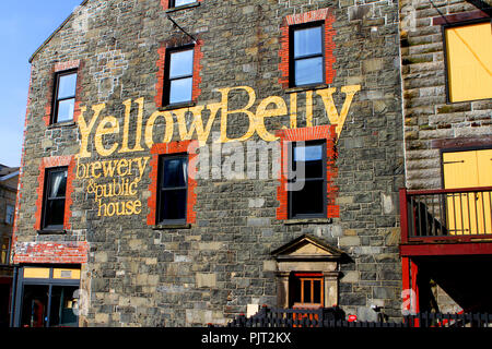 Ventre giallo birreria e public house nel centro cittadino di San Giovanni, Terranova, Canada Foto Stock