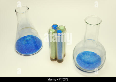 Il verde e il blu sali chimica in vetreria di laboratorio: bevuta e Firenze boccette, quattro provette in contenitore in plastica Foto Stock