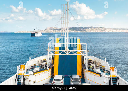 Ferry boat nave a vela tra Palau e La Maddalena town, Sardegna, Italia. Foto Stock