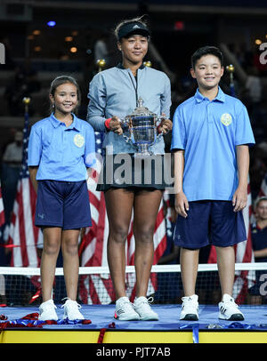 New York, Stati Uniti. 08 Sep, 2018. Naomi di Osaka in Giappone per donna unico vincitore finale degli US Open 2018 pone con trofeo a USTA Billie Jean King National Tennis Center Credito: Lev Radin/Pacific Press/Alamy Live News Foto Stock