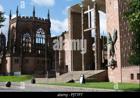 Il vecchio e il nuovo cattedrali, Coventry, England, Regno Unito Foto Stock