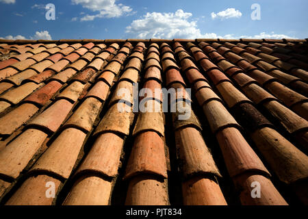 Un tetto realizzato da piastrelle di terracotta è visto in Lleida, Spagna Settembre 6, 2018. Fotografia John Voos/TSL Foto Stock