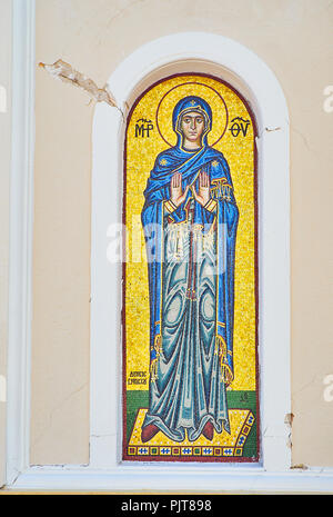 Kos, Grecia - Luglio 3, 2018. In stile bizantino mosaico rappresentante la Vergine Maria sulla facciata principale della chiesa di Agia Paraskevi. Egeo meridionale. Foto Stock
