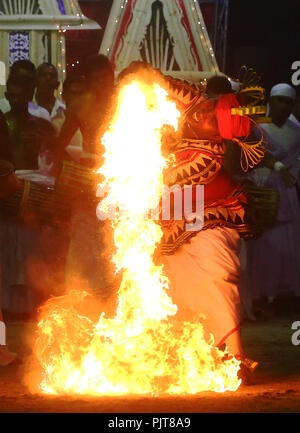 Nawagamuwa, Sri Lanka. Il 9 settembre 2018. Un dello Sri Lanka ballerino tradizionale esegue durante il tradizionale rituale 'Gammaduwa' cerimonia in Nawagamuwa, alcuni 23km da Colombo il Sabato, Settembre 08, 2018. Credito: PACIFIC PRESS/Alamy Live News Foto Stock