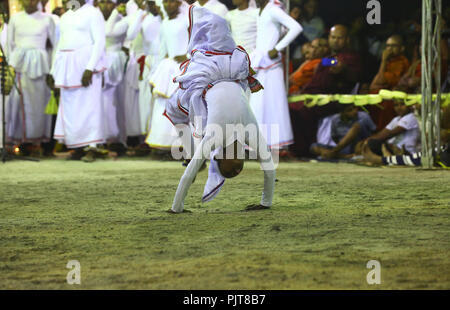 Nawagamuwa, Sri Lanka. Il 9 settembre 2018. Un dello Sri Lanka ballerino tradizionale esegue durante il tradizionale rituale 'Gammaduwa' cerimonia in Nawagamuwa, alcuni 23km da Colombo il Sabato, Settembre 08, 2018. Credito: PACIFIC PRESS/Alamy Live News Foto Stock