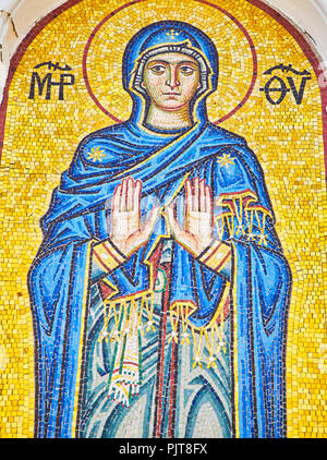 Kos, Grecia - Luglio 3, 2018. In stile bizantino mosaico rappresentante la Vergine Maria sulla facciata principale della chiesa di Agia Paraskevi. Egeo meridionale. Foto Stock