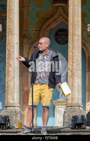 Autore Jamie Paradise dando estratti dal suo libro notte tempo raffreddare al Festival numero 6 nella centrale Piazza, Portmeirion, Galles Foto Stock