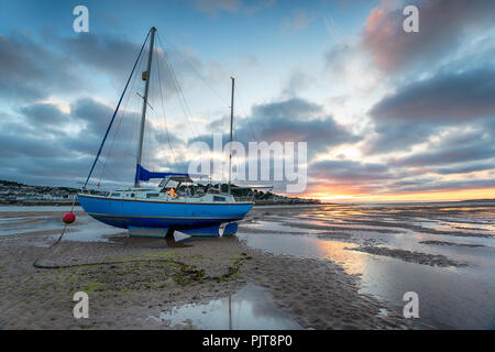 Tramonto su una barca a vela ormeggiata a Instow sulla costa nord del Devon Foto Stock