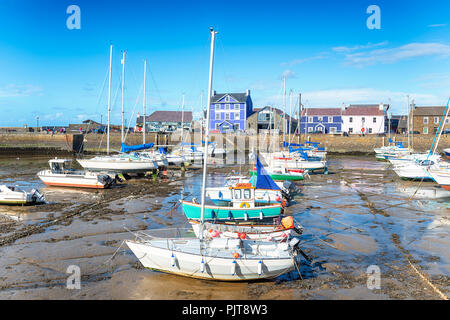 Il porto di Aberaeron, una piccola cittadina di mare tra Aberystwyth e Cardigan sulla costa del Galles Foto Stock