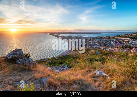 Tramonto mozzafiato su causeway sull'isola di Portland su Dorset's Jurassic Costa, guardando indietro verso Weymouth Foto Stock