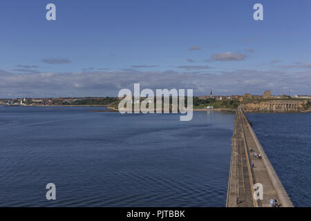 Guardando verso di Tynemouth dalla sommità del molo. Foto Stock