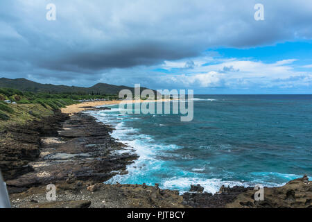 La costa rocciosa e la spiaggia di sabbia lungo Halona in Oahu, Hawaii Foto Stock